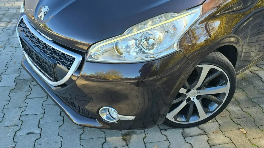 PEUGEOT 208 -