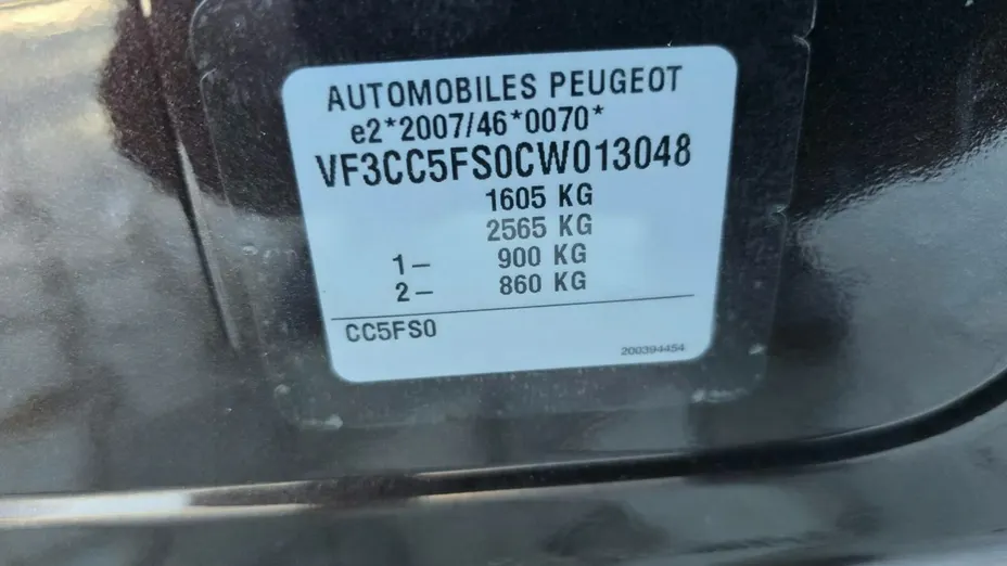 PEUGEOT 208 -