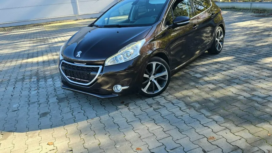 PEUGEOT 208 -