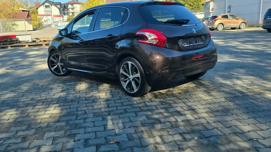 PEUGEOT 208 -