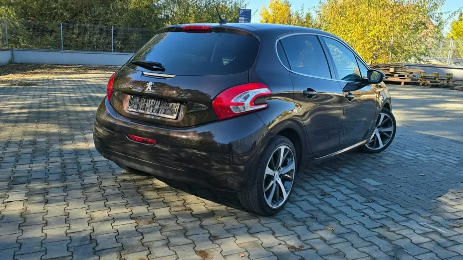 PEUGEOT 208 -