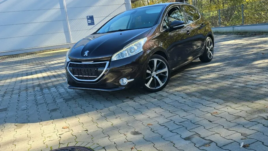 PEUGEOT 208 -
