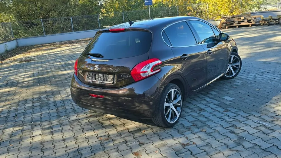 PEUGEOT 208 -