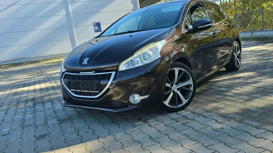 PEUGEOT 208 -