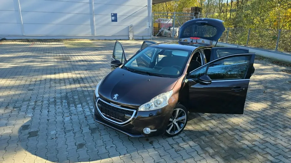 PEUGEOT 208 -