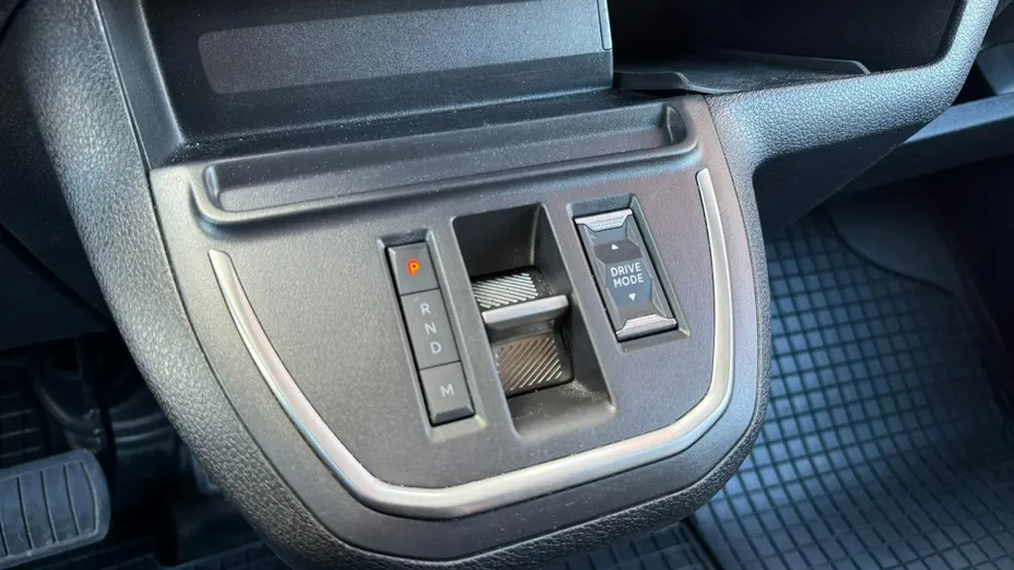 PEUGEOT Traveller -