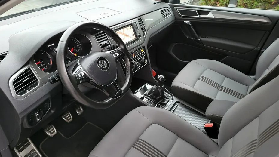VOLKSWAGEN Golf Sportsvan -