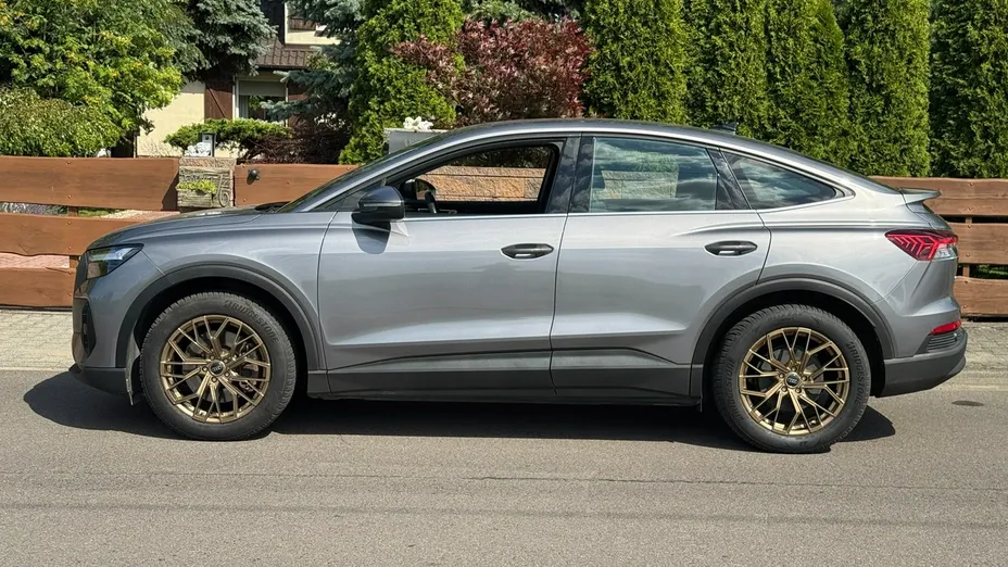 AUDI Q4 Sportback e-tron -