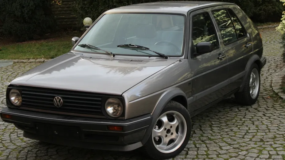 VOLKSWAGEN Golf -