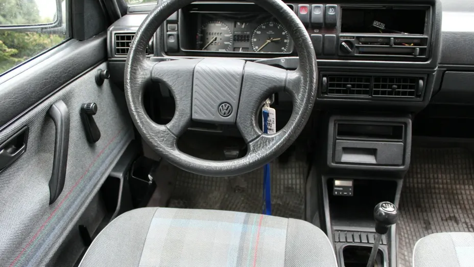 VOLKSWAGEN Golf -
