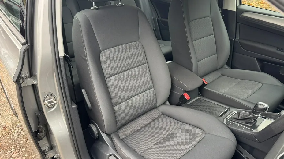 VOLKSWAGEN Golf Sportsvan -