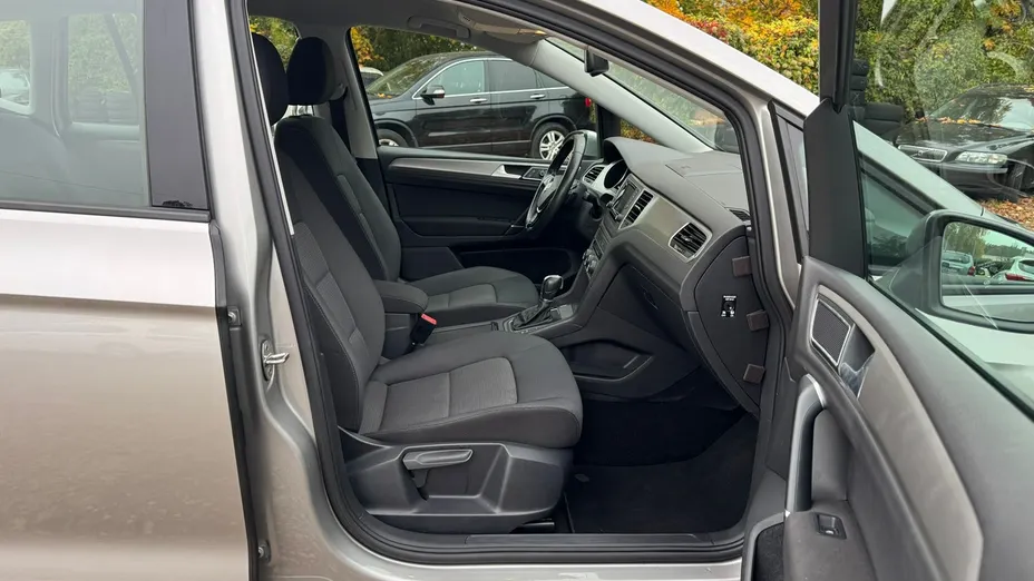 VOLKSWAGEN Golf Sportsvan -