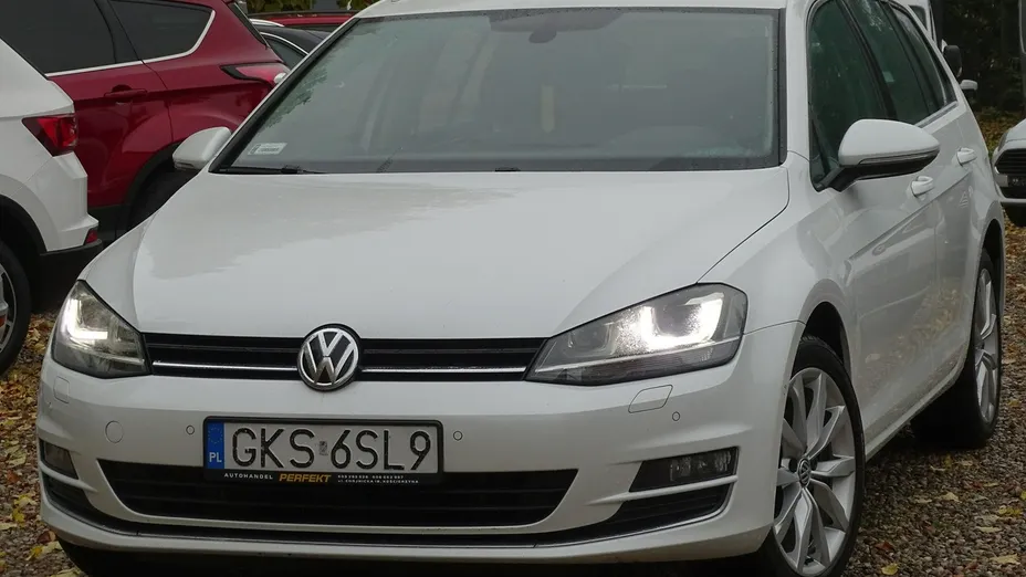 VOLKSWAGEN Golf -