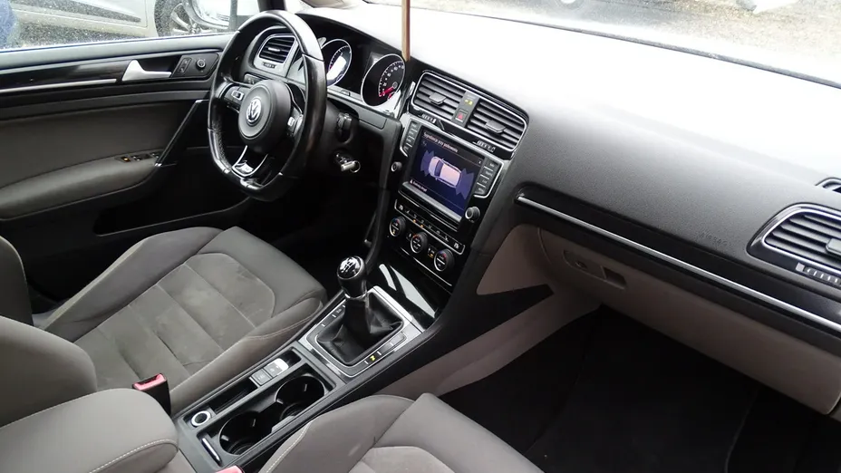 VOLKSWAGEN Golf -