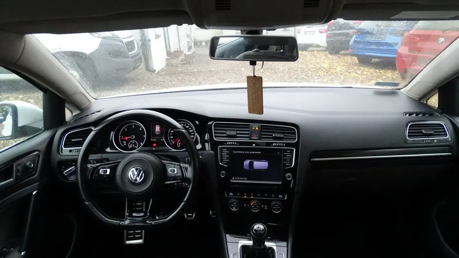 VOLKSWAGEN Golf -
