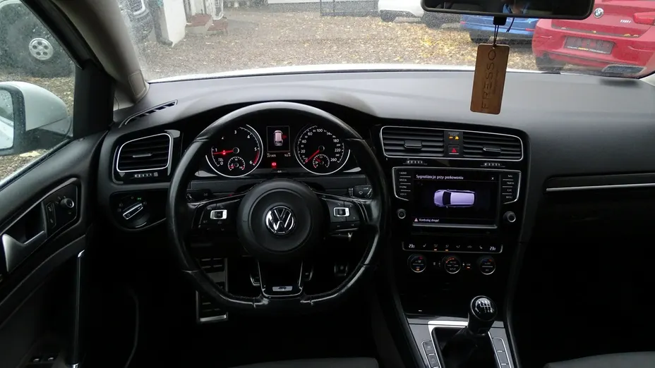 VOLKSWAGEN Golf -