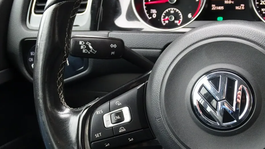 VOLKSWAGEN Golf -