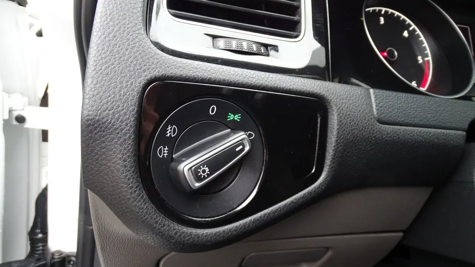 VOLKSWAGEN Golf -