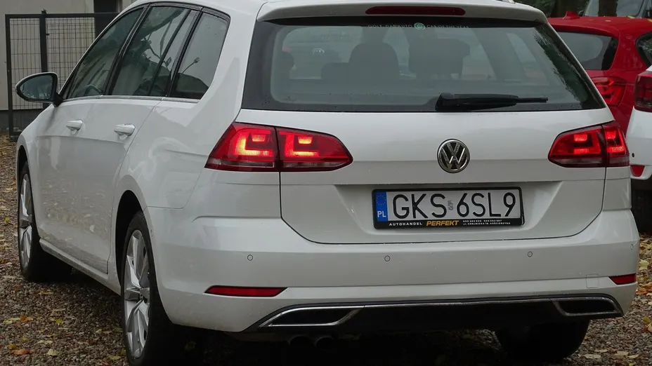 VOLKSWAGEN Golf -