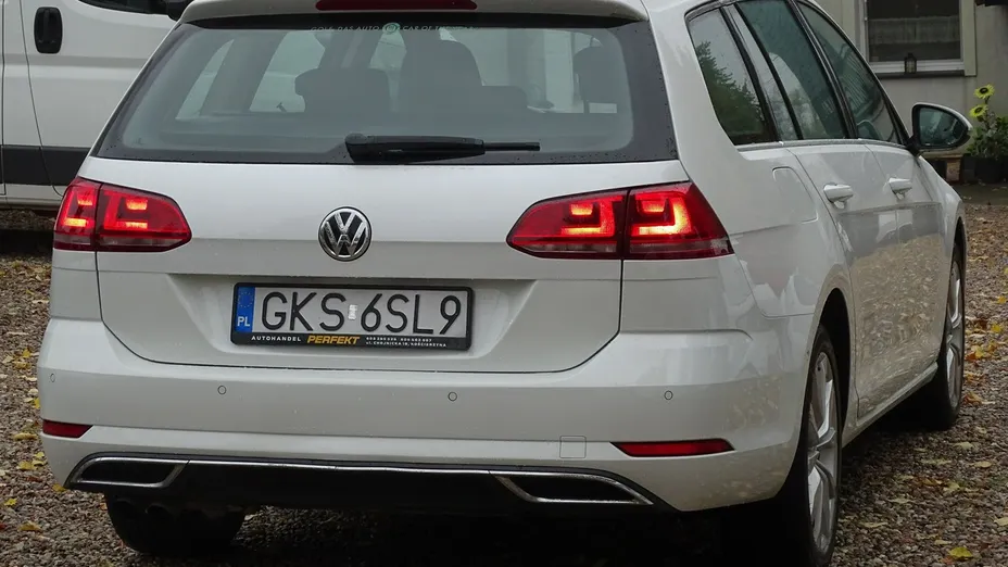 VOLKSWAGEN Golf -