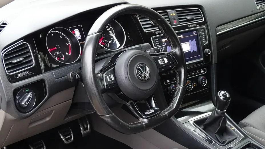 VOLKSWAGEN Golf -