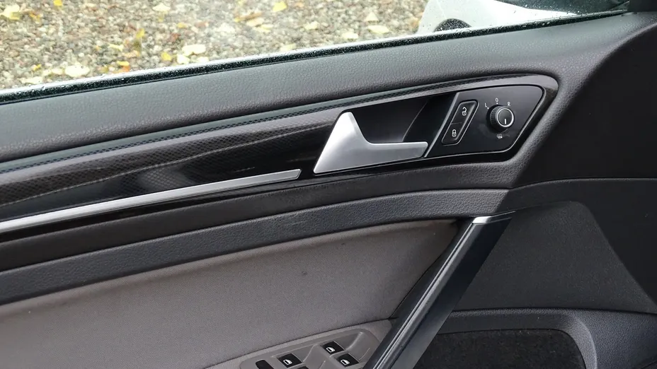 VOLKSWAGEN Golf -