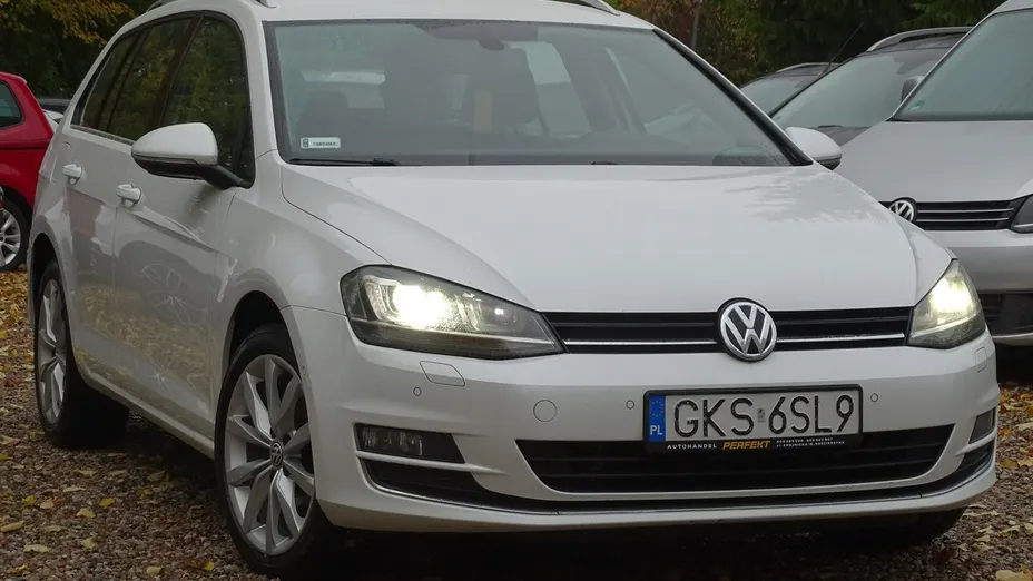 VOLKSWAGEN Golf -