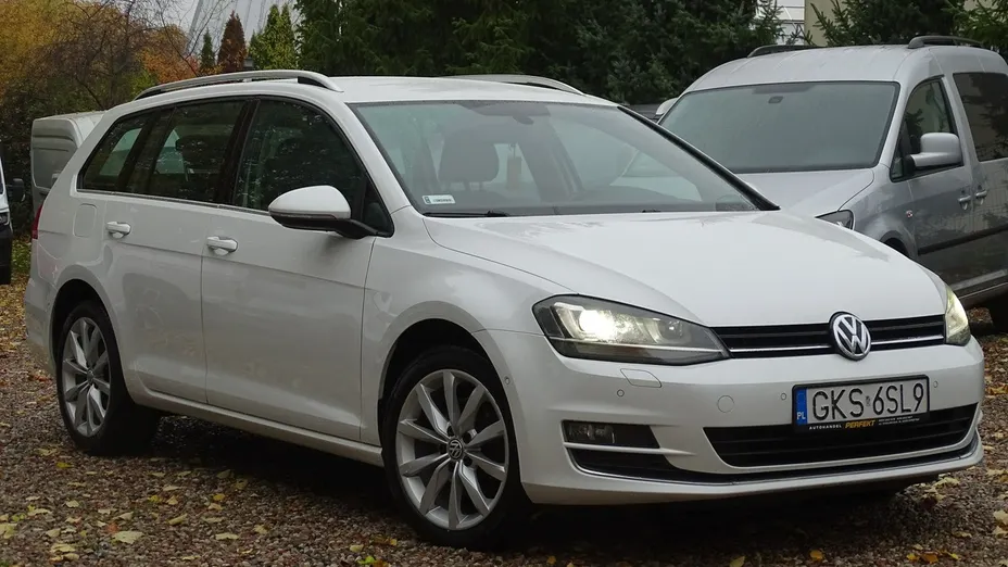 VOLKSWAGEN Golf -