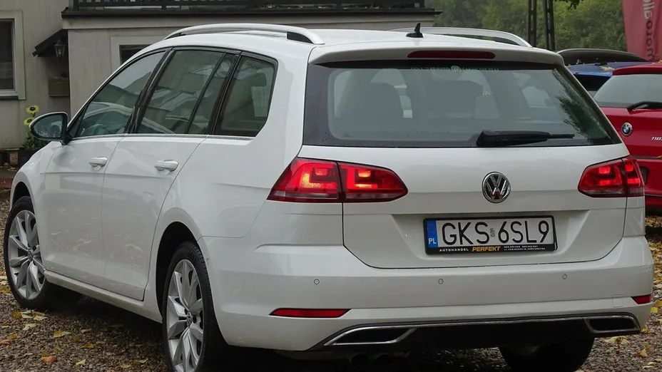 VOLKSWAGEN Golf -