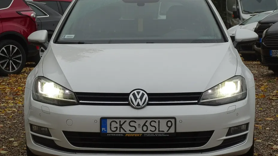 VOLKSWAGEN Golf -