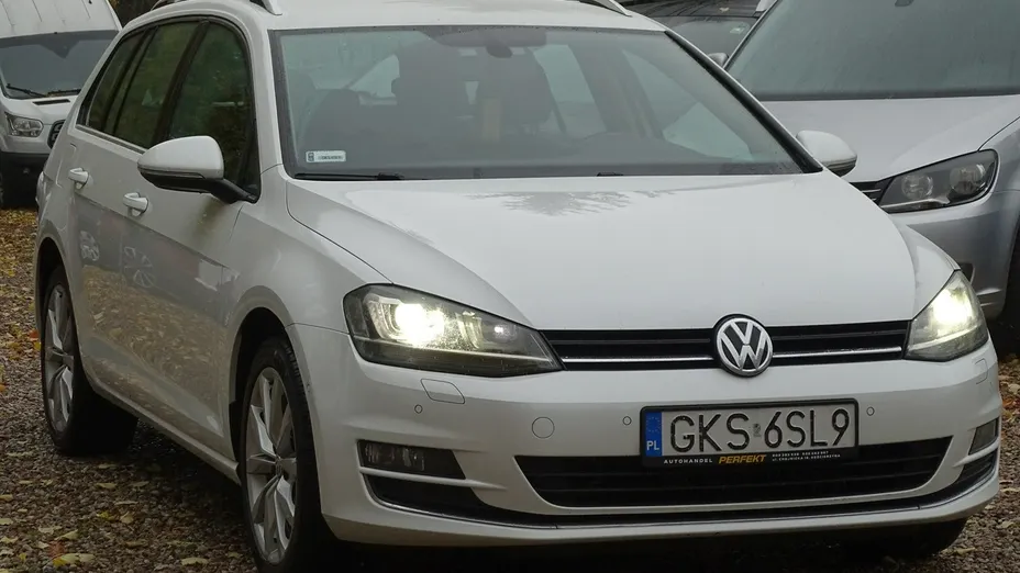 VOLKSWAGEN Golf -