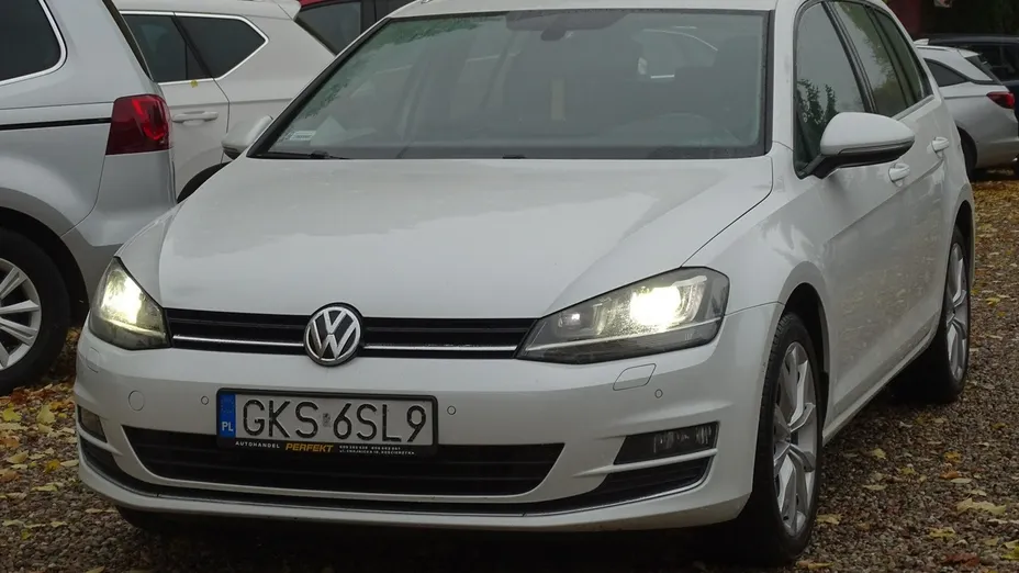VOLKSWAGEN Golf -