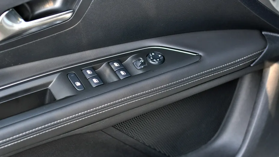 PEUGEOT 3008 -