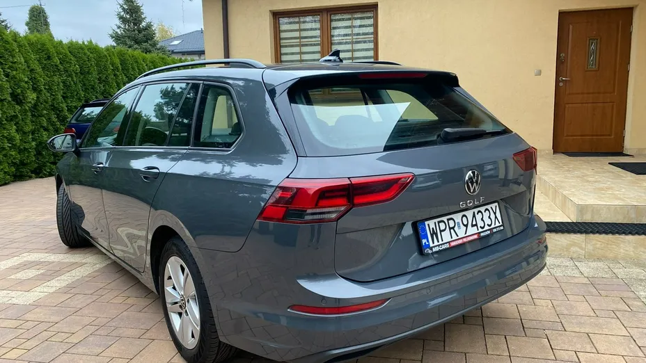 VOLKSWAGEN Golf -