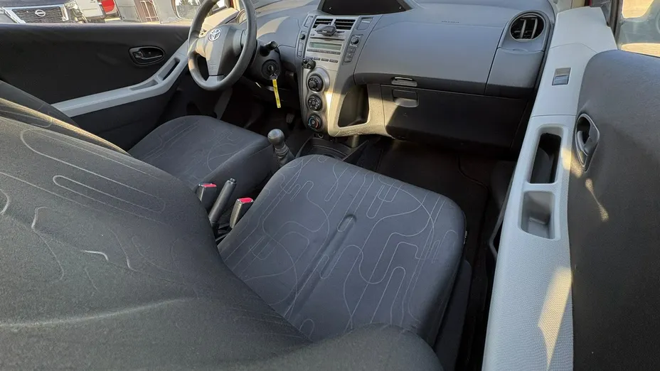 TOYOTA Yaris -