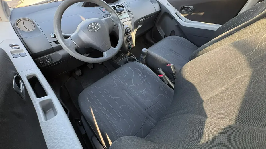 TOYOTA Yaris -