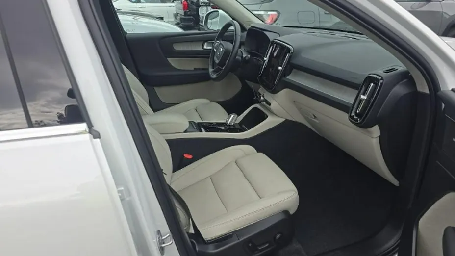 VOLVO XC40 -