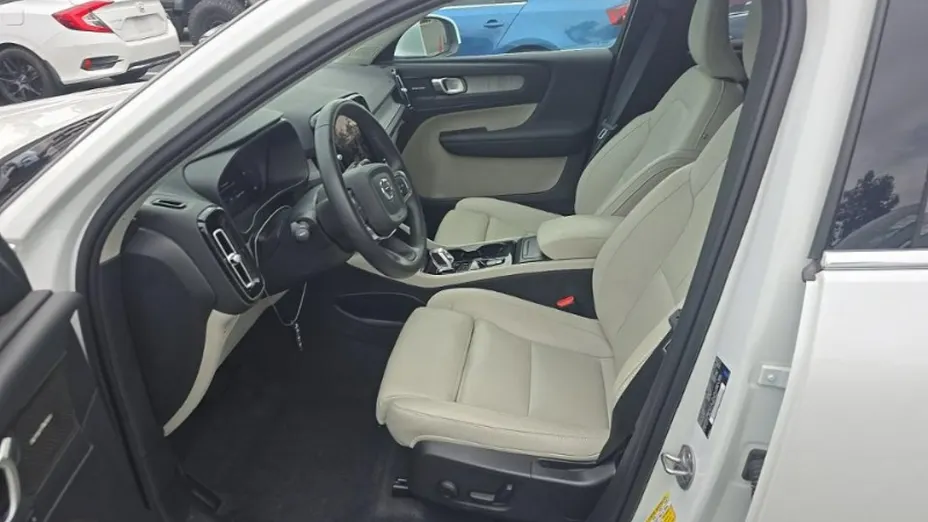 VOLVO XC40 -