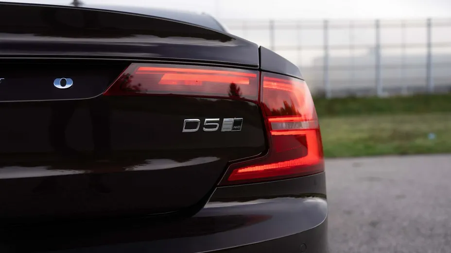 VOLVO S90 -
