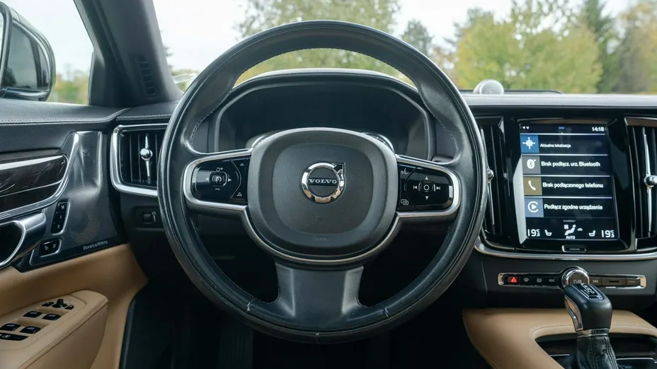 VOLVO S90 -