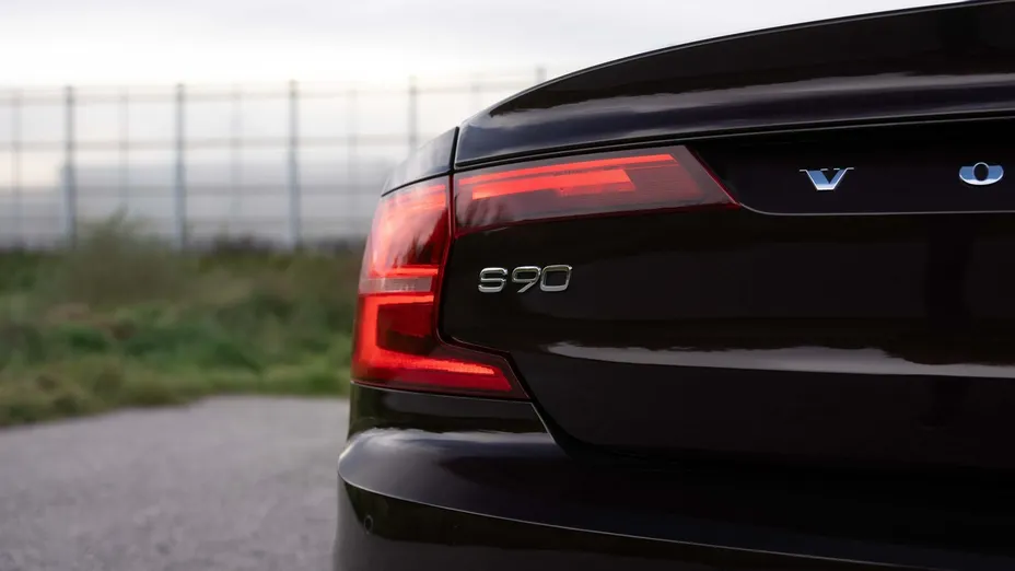 VOLVO S90 -