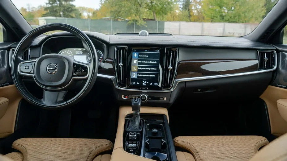 VOLVO S90 -