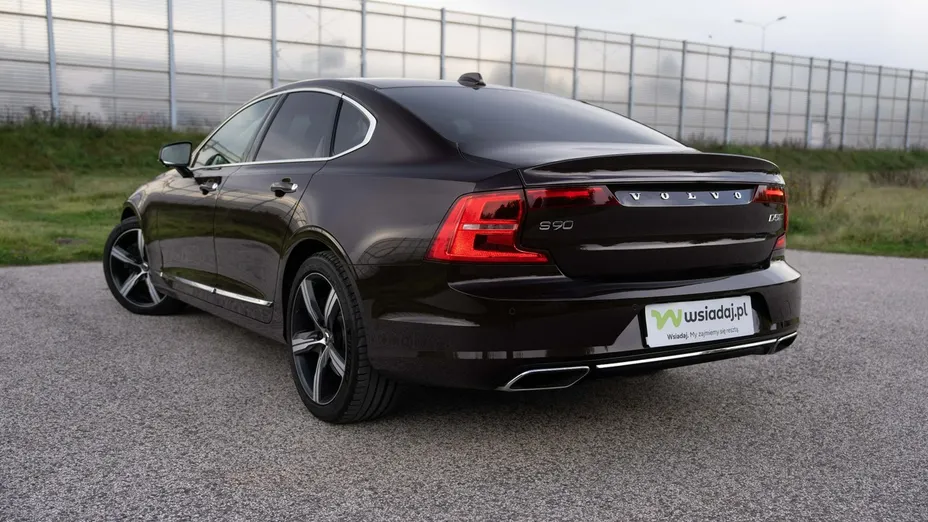 VOLVO S90 -