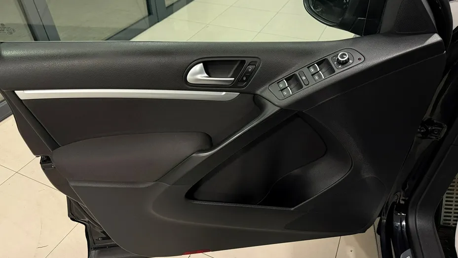 VOLKSWAGEN Tiguan -