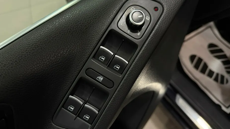 VOLKSWAGEN Tiguan -