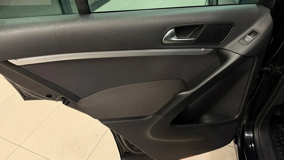 VOLKSWAGEN Tiguan -