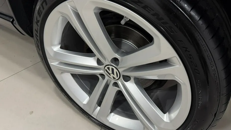VOLKSWAGEN Tiguan -