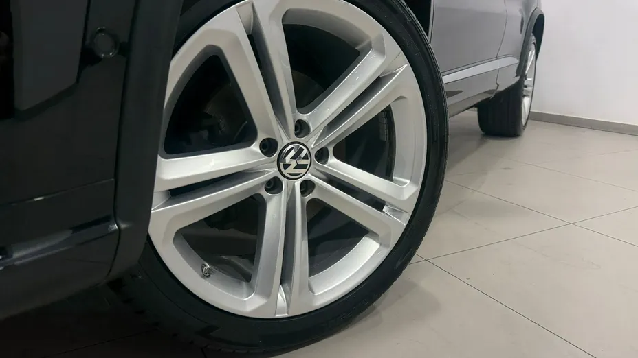 VOLKSWAGEN Tiguan -