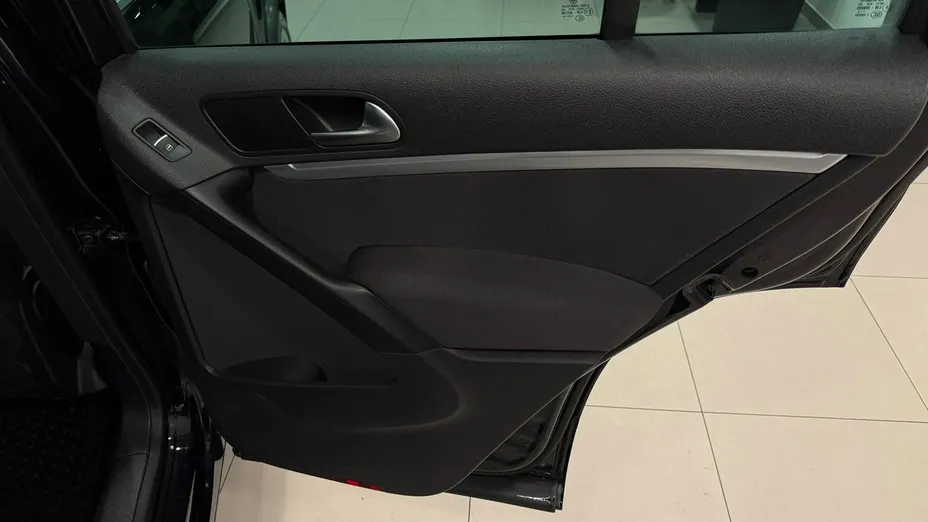 VOLKSWAGEN Tiguan -