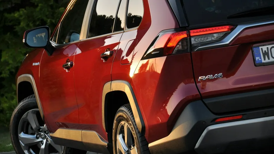 TOYOTA RAV4 -